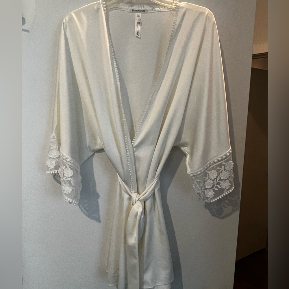 Ivory Robe - Picture 3 of 7